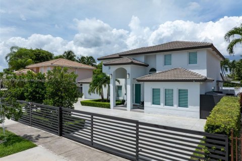 House in Miami, Florida 4 bedrooms, 225.85 sq.m. № 1895900 - photo 3