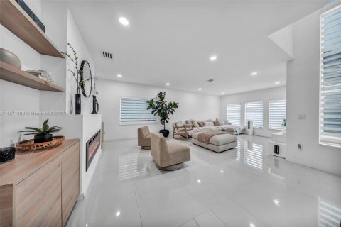 House in Miami, Florida 4 bedrooms, 225.85 sq.m. № 1895900 - photo 19