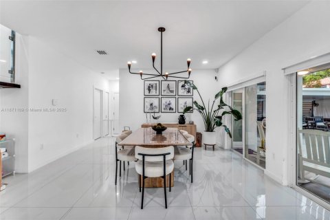House in Miami, Florida 4 bedrooms, 225.85 sq.m. № 1895900 - photo 27
