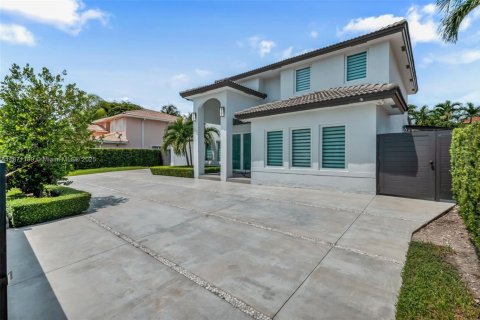 House in Miami, Florida 4 bedrooms, 225.85 sq.m. № 1895900 - photo 13