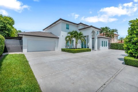 House in Miami, Florida 4 bedrooms, 225.85 sq.m. № 1895900 - photo 12