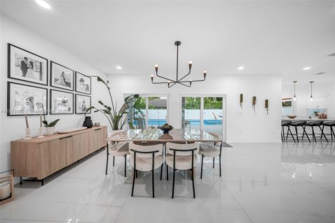 House in Miami, Florida 4 bedrooms, 225.85 sq.m. № 1895900 - photo 29