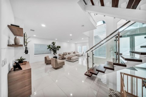 House in Miami, Florida 4 bedrooms, 225.85 sq.m. № 1895900 - photo 18