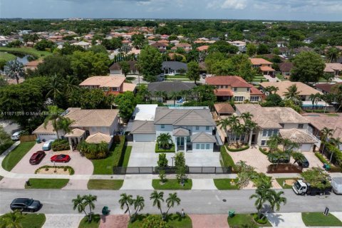 House in Miami, Florida 4 bedrooms, 225.85 sq.m. № 1895900 - photo 9