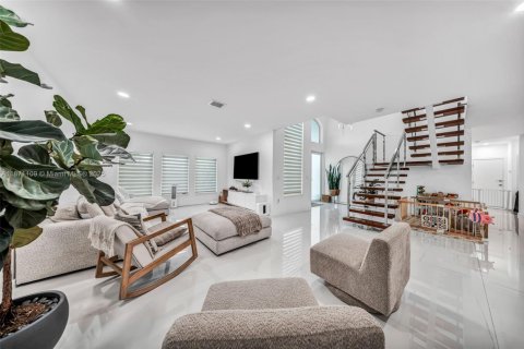 House in Miami, Florida 4 bedrooms, 225.85 sq.m. № 1895900 - photo 22