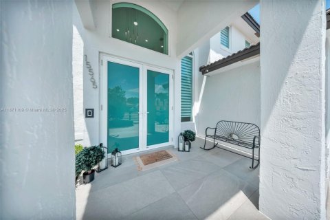 House in Miami, Florida 4 bedrooms, 225.85 sq.m. № 1895900 - photo 15