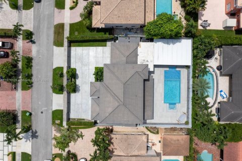 House in Miami, Florida 4 bedrooms, 225.85 sq.m. № 1895900 - photo 6