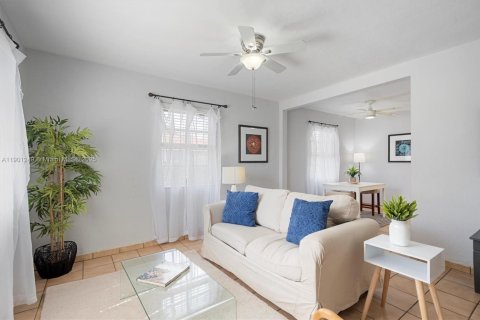 Casa en venta en Miami, Florida, 2 dormitorios, 107.4 m2 № 1951554 - foto 3