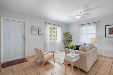 Casa en venta en Miami, Florida, 2 dormitorios, 107.4 m2 № 1951554 - foto 5