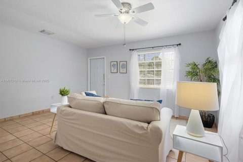 Casa en venta en Miami, Florida, 2 dormitorios, 107.4 m2 № 1951554 - foto 7