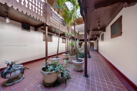 Commercial property in Coral Gables, Florida № 1924620 - photo 4
