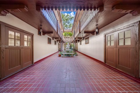 Commercial property in Coral Gables, Florida № 1924620 - photo 1