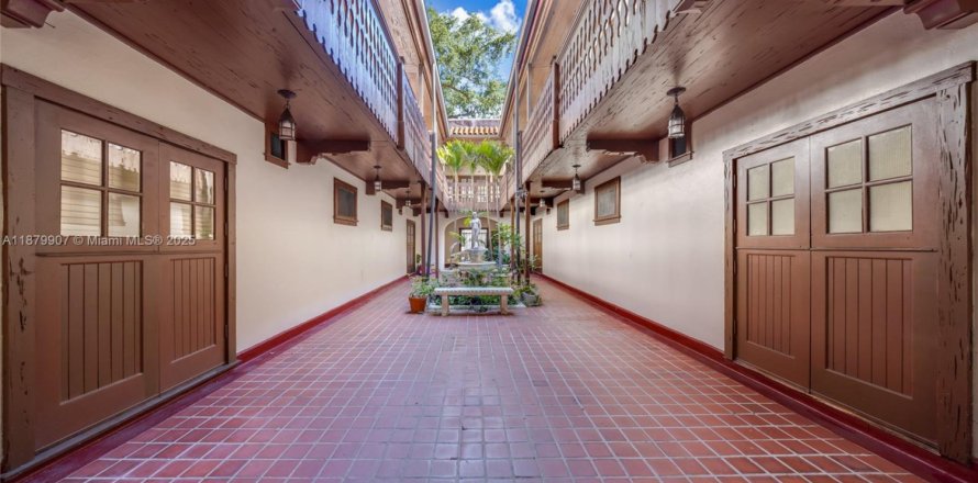 Commercial property in Coral Gables, Florida № 1924620