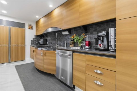 Casa en venta en Miami, Florida, 4 dormitorios, 168.9 m2 № 2056655 - foto 12