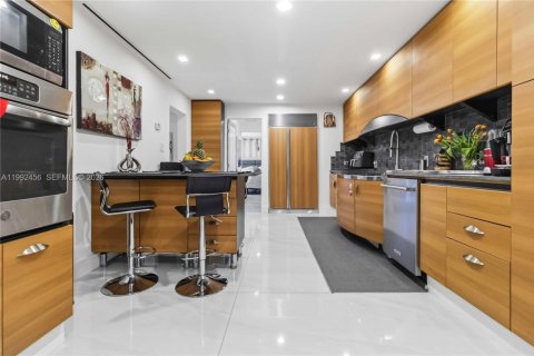 Casa en venta en Miami, Florida, 4 dormitorios, 168.9 m2 № 2056655 - foto 10