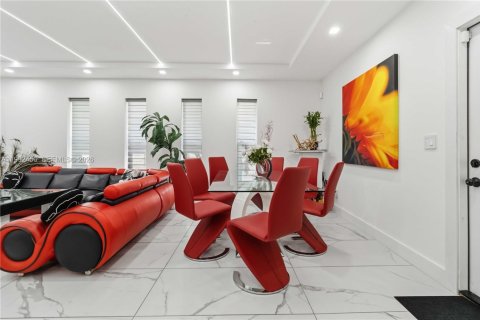 Casa en venta en Miami, Florida, 4 dormitorios, 168.9 m2 № 2056655 - foto 9