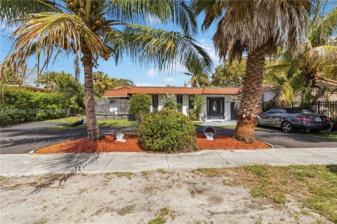 Casa en venta en Miami, Florida, 4 dormitorios, 168.9 m2 № 2056655 - foto 4