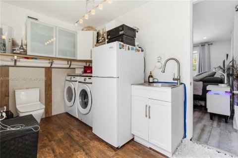 Casa en venta en Miami, Florida, 4 dormitorios, 168.9 m2 № 2056655 - foto 26