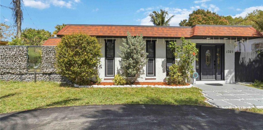 Casa en Miami, Florida 4 dormitorios, 168.9 m2 № 2056655