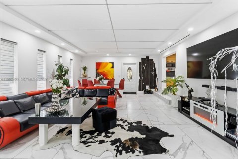 Casa en venta en Miami, Florida, 4 dormitorios, 168.9 m2 № 2056655 - foto 8