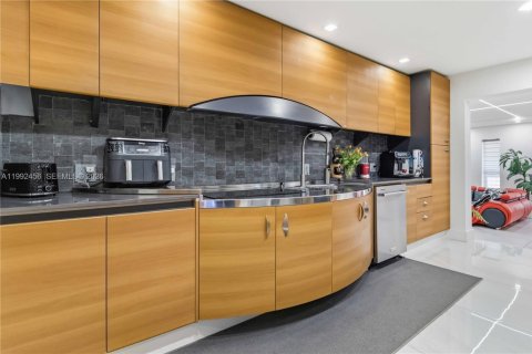 Casa en venta en Miami, Florida, 4 dormitorios, 168.9 m2 № 2056655 - foto 11