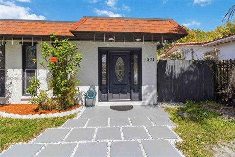 Casa en venta en Miami, Florida, 4 dormitorios, 168.9 m2 № 2056655 - foto 2