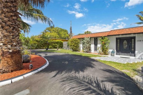 Casa en venta en Miami, Florida, 4 dormitorios, 168.9 m2 № 2056655 - foto 3