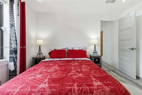 Casa en venta en Miami, Florida, 4 dormitorios, 168.9 m2 № 2056655 - foto 22