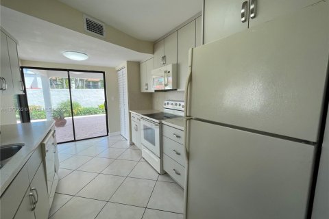 Condominio en alquiler en Miami, Florida, 3 dormitorios, 170.94 m2 № 1895589 - foto 22