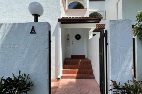 Condominio en alquiler en Miami, Florida, 3 dormitorios, 170.94 m2 № 1895589 - foto 1