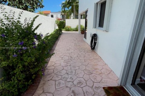 Condominio en alquiler en Miami, Florida, 3 dormitorios, 170.94 m2 № 1895589 - foto 28