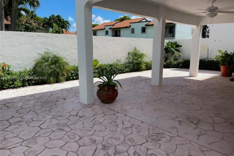 Condominio en alquiler en Miami, Florida, 3 dormitorios, 170.94 m2 № 1895589 - foto 26