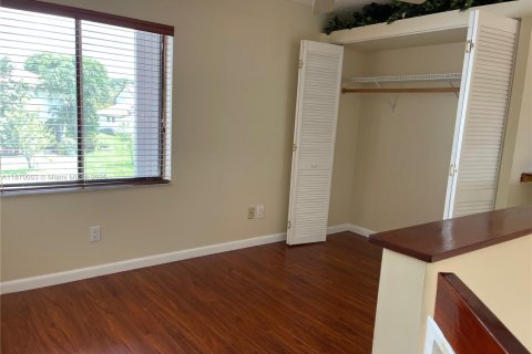 Condominio en alquiler en Miami, Florida, 3 dormitorios, 170.94 m2 № 1895589 - foto 17