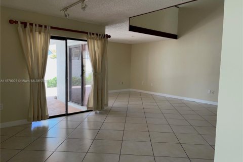 Condominio en alquiler en Miami, Florida, 3 dormitorios, 170.94 m2 № 1895589 - foto 19