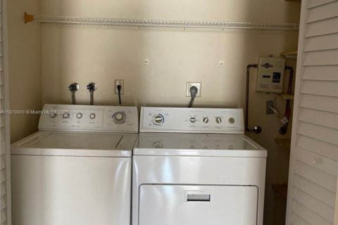 Condominio en alquiler en Miami, Florida, 3 dormitorios, 170.94 m2 № 1895589 - foto 25