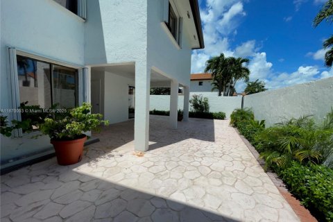 Condominio en alquiler en Miami, Florida, 3 dormitorios, 170.94 m2 № 1895589 - foto 27