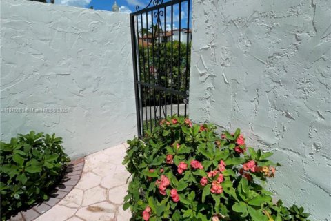 Condominio en alquiler en Miami, Florida, 3 dormitorios, 170.94 m2 № 1895589 - foto 30