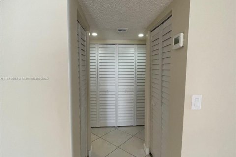 Condominio en alquiler en Miami, Florida, 3 dormitorios, 170.94 m2 № 1895589 - foto 24