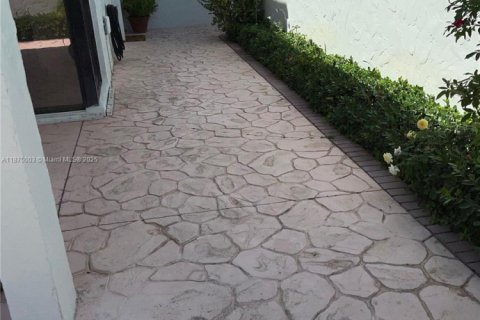 Condominio en alquiler en Miami, Florida, 3 dormitorios, 170.94 m2 № 1895589 - foto 29