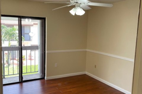 Condominio en alquiler en Miami, Florida, 3 dormitorios, 170.94 m2 № 1895589 - foto 14