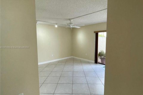 Condominio en alquiler en Miami, Florida, 3 dormitorios, 170.94 m2 № 1895589 - foto 13