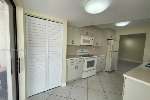 Condominio en alquiler en Miami, Florida, 3 dormitorios, 170.94 m2 № 1895589 - foto 23