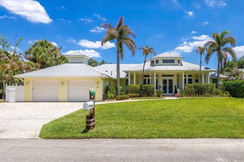 House in Palm City, Florida 4 bedrooms, 322.84 sq.m. № 2252242