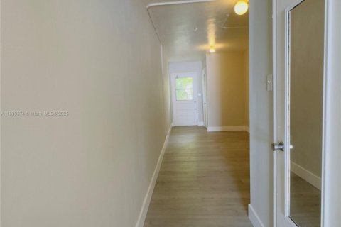 Снять в аренду квартиру в Форт-Лодердейл, Флорида 2 спальни, 24.62м2, № 2016279 - фото 3