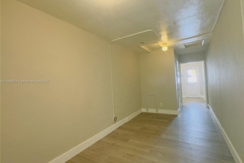 Снять в аренду квартиру в Форт-Лодердейл, Флорида 2 спальни, 24.62м2, № 2016279 - фото 2