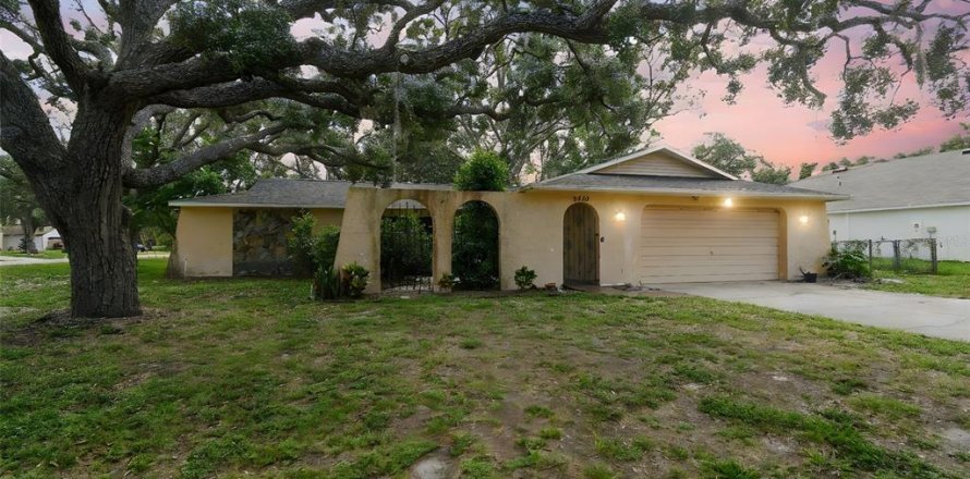 House in Spring Hill, Florida 3 bedrooms, 146.6 sq.m. № 1760533