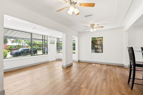 Casa en alquiler en Saint Petersburg, Florida, 2 dormitorios, 87.14 m2 № 2259122 - foto 11