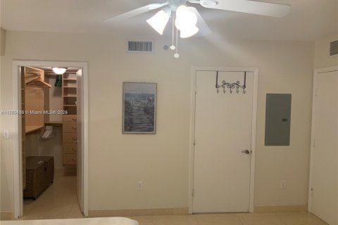 Condo in Hallandale Beach, Florida, 1 bedroom  № 1889853 - photo 9