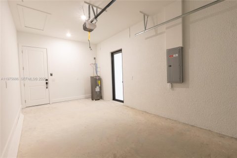 House in Lehigh Acres, Florida 3 bedrooms № 2040047 - photo 23