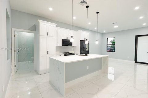 House in Lehigh Acres, Florida 3 bedrooms № 2040047 - photo 15